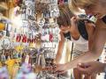 La compra de souvenirs, snacks o bebidas, sin control ni planificación, supone cientos de euros para una familia