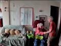 El conmovedor momento en el que un anciano protege a su esposa durante el terremoto: «Tengo miedo»