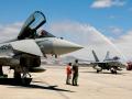 El tradicional arco de agua da la bienvenida oficial a nuevos cazas Eurofighter en la base aérea de Gando
