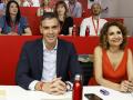 El secretario general del PSOE, Pedro Sánchez (i), y la vicesecretaria general, María Jesús Montero