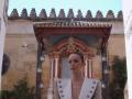 Una modelo muestra joyas cordobesas al lado de la Mezquita-Catedral