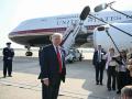 El presidente estadounidense Donald Trump habla con la prensa antes de abordar el Air Force One