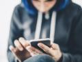 Una joven, usando una app de inteligencia artificial en su móvil