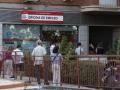 Varias personas hacen cola en una oficina del SEPE