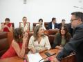 La líder del PSOE-A, María Jesús Montero, habla con el portavoz de Adelante, José Ignacio García, antes de la votación