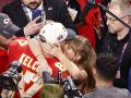 El beso de Taylor Swift y Travis Kelce