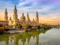 La basílica del Pilar de Zaragoza se refleja en el Ebro