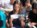 Una joven mexicana lee atentamente el folleto que acaba de recibir de la Foundation for a Drug-Free World International