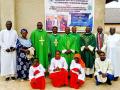 Varios sacerdotes y monaguillos en una parroquia de Nigeria