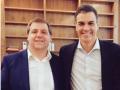 Montaje de Pedro Sánchez, Juanma Serrano y el libro 'Manual de Resistencia'