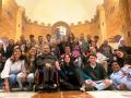 Varios grupos de jóvenes voluntarios posan con algunos de los residentes en la casa de Alcuéscar (Cáceres)