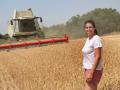 Blanca Martín ha convertido su perfil de Instagram en una ventana para acercar el mundo rural a miles de personas, desmontar estereotipos y reivindicar el papel de la mujer  recorriendo explotaciones agrícolas, en la imagen monento de la cosecha de trigo en Valdespina (Palencia)