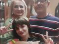 Julia junto a su familia