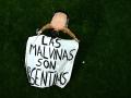 Los jugadores argentinos celebran el triunfo ante Inglaterra con la pancarta "Las Malvinas son argentinas"