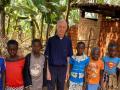 Jaume Obrador, con niños de su parroquia