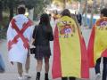 Varios jóvenes se dirigen al desfile del 12 de octubre. En la imagen se pueden distinguir dos banderas: la bandera de España, y la Cruz de Borgoña