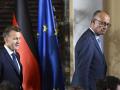 El presidente francés Emmanuel Macron (izquierda) y el canciller alemán Friedrich Merz (derecha) salen tras una rueda de prensa conjunta posterior a la 26.ª reunión del gabinete franco-alemán en el castillo de Augustusburg, en Brühl, al oeste de Alemania