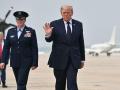 El presidente estadounidense Donald Trump saluda antes de abordar el Air Force One en la Base Conjunta Andrews, Marylan