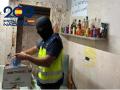Un agente de Policía Nacional, en el 'supermercado de la droga' en el Tiro de Línea