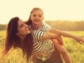 Una madre juega junto a su hija