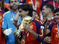 Ferran Torres, autor del gol de la final, levantando la Copa del Mundo