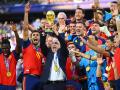 Luis de la Fuente levantando la copa de campeón del mundo en Nueva Jersey