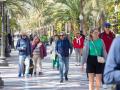 Imagen de archivo de turistas paseando por el paseo de la Explanada de Alicante