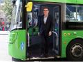 El primer ministro británico, Andy Burnham, baja de un autobús tras un trayecto en el centro de Bath, al oeste de Inglaterra