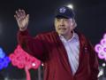 El dictador de Nicaragua, Daniel Ortega, saludando durante un acto para conmemorar el 47.º aniversario de la Revolución Nicaragüense en Managua