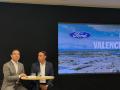 Imagen de Victor Young, vicepresidente senior de Geely, y Jim Baumbick, presidente de Ford Europa, en la planta de Almussafes.
