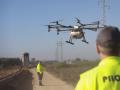Un dron interviene en la campaña para el tratamiento contra los mosquitos que propagan el Virus del Nilo Occidental (VNO) sobre un arrozal (archivo)