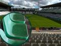 Suciedad en los asientos del estadio El Arcángel