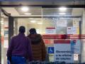 Dos personas entran en una oficina del SEPE de Móstoles.
