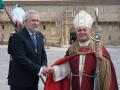 El presidente del Parlamento de Galicia, Miguel Ángel Santalices (i), durante la tradicional ofrenda al Apóstol, a 25 de julio de 2026, en Santiago de Compostela, A Coruña, Galicia (España). El 25 de julio, festividad de Santiago Apóstol, es también el Día Nacional de Galicia (Día da Patria Galega) y el día grande de las Fiestas del Apóstol en Santiago de Compostela. Cada año, uno de los momentos centrales es la Ofrenda al Apóstol Santiago, un acto religioso y cívico que reúne a autoridades, fieles y peregrinos, y simboliza la petición de protección y amparo para Galicia y para España.

César Arxina / Europa Press
25/7/2026