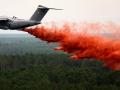 Un avión de transporte militar A400M de la Fuerza Aérea Francesa realizando su primer lanzamiento de retardante de fuego sobre el incendio forestal cerca de Lacanau