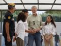 Los Reyes, en Villamanta con la presidenta de la Comunidad de Madrid y el alcalde, Mariano Núñez; y el general jefe de la UME