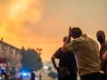 Varias personas observan el fuego durante las labores de extinción del incendio forestal, a 25 de julio de 2026, en La Adrada, Ávila, Castilla y León (España). La Adrada, uno de los municipios del Valle del Tiétar (Ávila), ha sido evacuado de forma preventiva este sábado ante el avance del grave incendio de Burgohondo que, junto con el de Madrid, tienen en vilo a la población aledaña y que han quemado ya más de 45.000 hectáreas.

César Vallejo Rodríguez / Europa Press
26 JULIO 2026 INCENDIO FORESTAL
26/7/2026