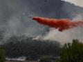 Imagen de uno de los medios aéreos desplegados en el incendio forestal de la Vall d'Uixó