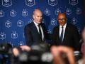 Zinedine Zidane posa junto a Philippe Diallo para los medios gráficos