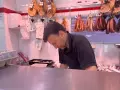 Un carnicero en Carnicerías y Embutidos Mayoral, en Zamora