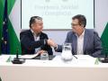 El consejero de Sanidad, Antonio Sanz (i), firma un acuerdo con el presidente del Sindicato Médico Andaluz (SMA), Rafael Ojeda (d)