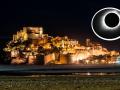 Montaje del castillo de Peñíscola iluminado y una imagen de archivo de un eclipse solar de la NASA
