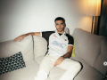 Mikel Merino en el sofá de su casa en Londres