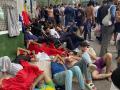 Más de 400 personas, según los cálculos estimados por fuentes policiales, aguardan en estos momentos poder acceder al interior del Centro de Estancia Temporal de Inmigrantes (CETI), cuyo recinto tiene cubiertas sus 512 plazas e incluso alguna más. EFE/ Rafael Peña