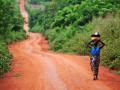 Una mujer con su carga por los polvorientos e inseguros caminos de Nigeria