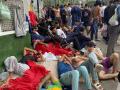 CEUTA (ESPAÑA), 29/07/2026.- Más de 400 personas, según los cálculos estimados por fuentes policiales, aguardan en estos momentos poder acceder al interior del Centro de Estancia Temporal de Inmigrantes (CETI), cuyo recinto tiene cubiertas sus 512 plazas e incluso alguna más. EFE/ Rafael Peña