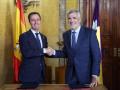 El presidente del Consell de Mallorca, Llorenç Galmés, junto al presidente de Baleària, Adolfo Utor.