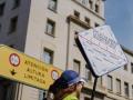 Imagen de archivo de varias personas durante la celebración de la manifestación de docentes no universitarios en Valencia