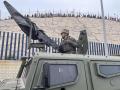 El ejército desplegando en la frontera del Tarajal en Ceuta ante la atenta mirada de los inmigrantes este viernes, donde se han registrado violentos enfrentamientos en los perímetros fronterizos durante su intento de acceder desde Marruecos hacia Ceuta y Melilla