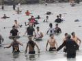 Inmigrantes durante el asalto a la ciudad de Ceuta
